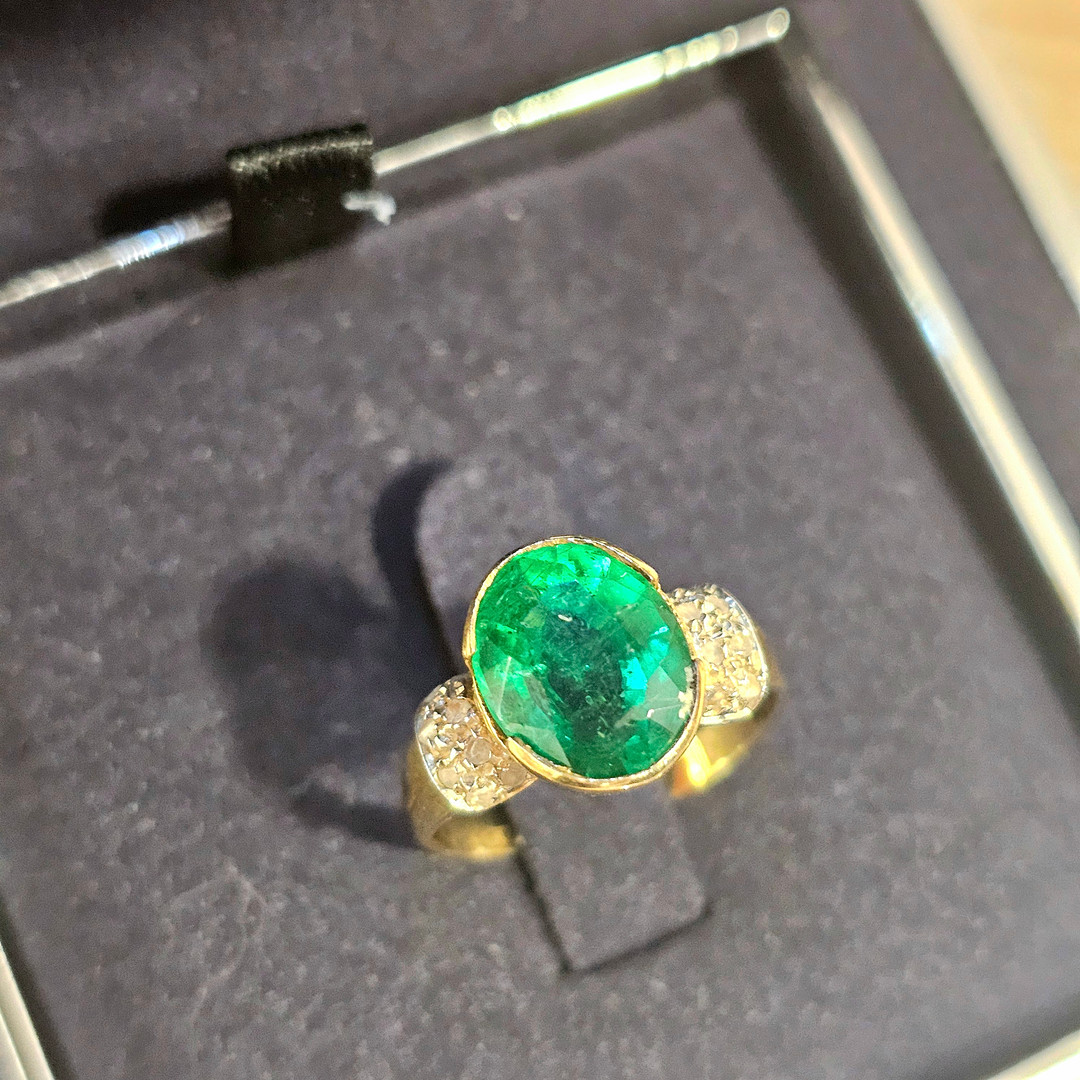 Sortija con esmeralda y diamantes en oro amarillo de 9k. Nº 16.