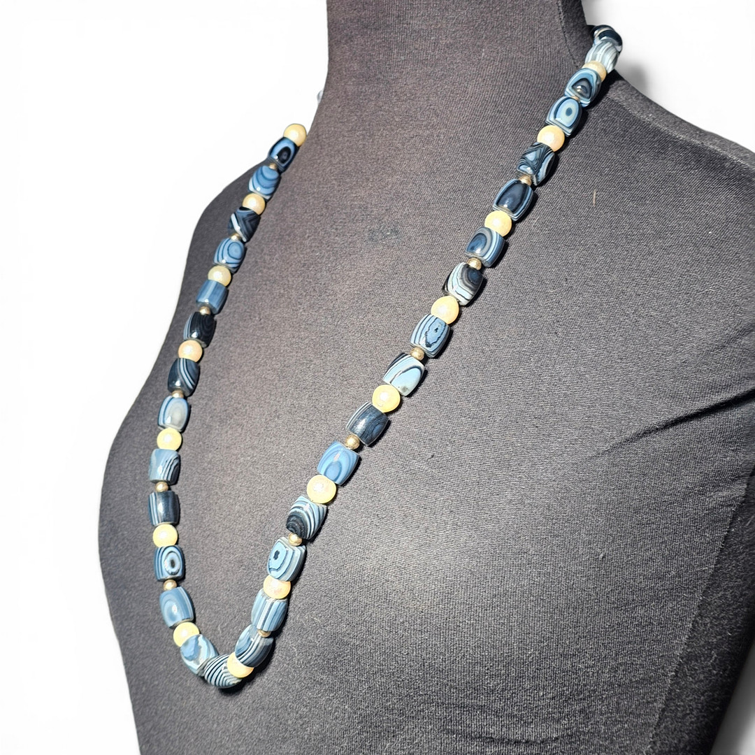 Collar de perlas con ágatas y detalles en plata dorada.