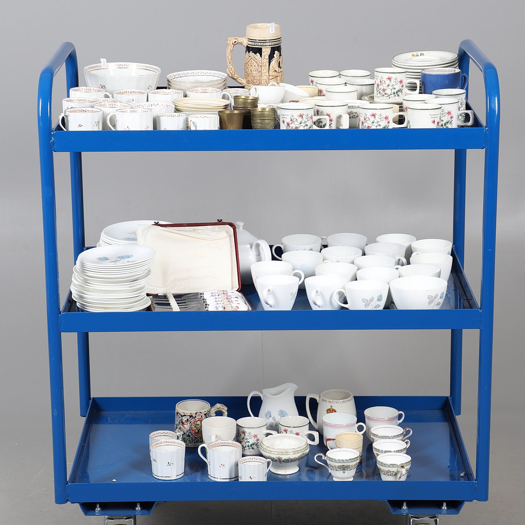 A WEDGWOOD PART TEA SERVICE AND OTHER ASSORTED CHINA.
