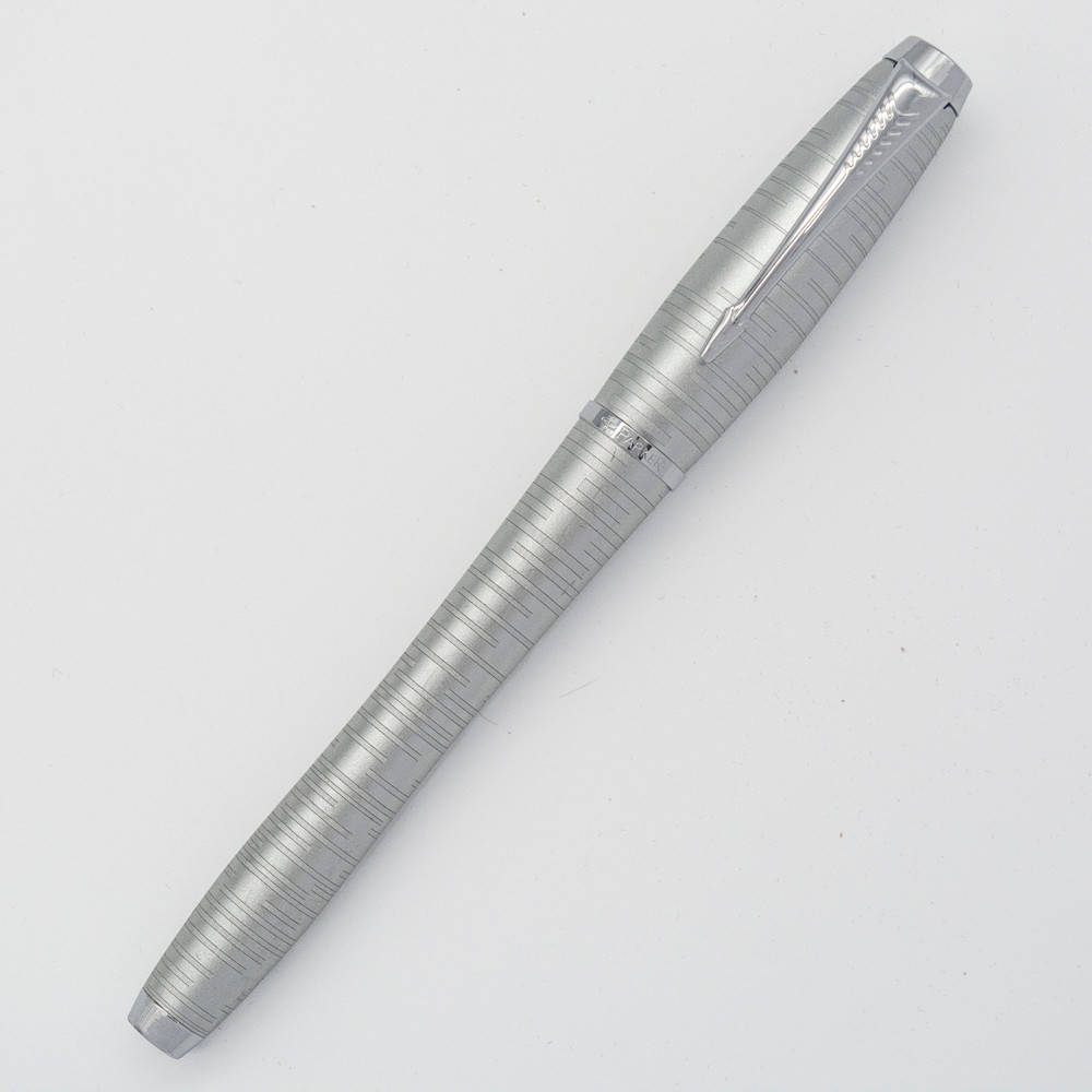 URBAN PREMIUM SILVER BLUE FÜLLFEDERHALTER VON PARKER, SILBER MIT ZISELIERTEN STREIFEN, VERCHROMT, EDELSTAHLFEDER.