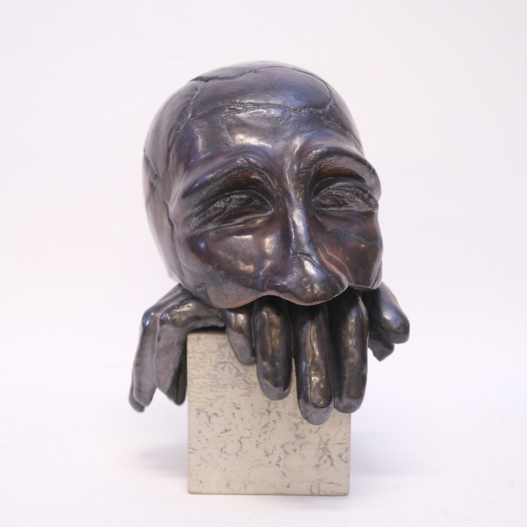 MARIE FRANCE. KERAMIKSKULPTUR PÅ STENSOCKEL.