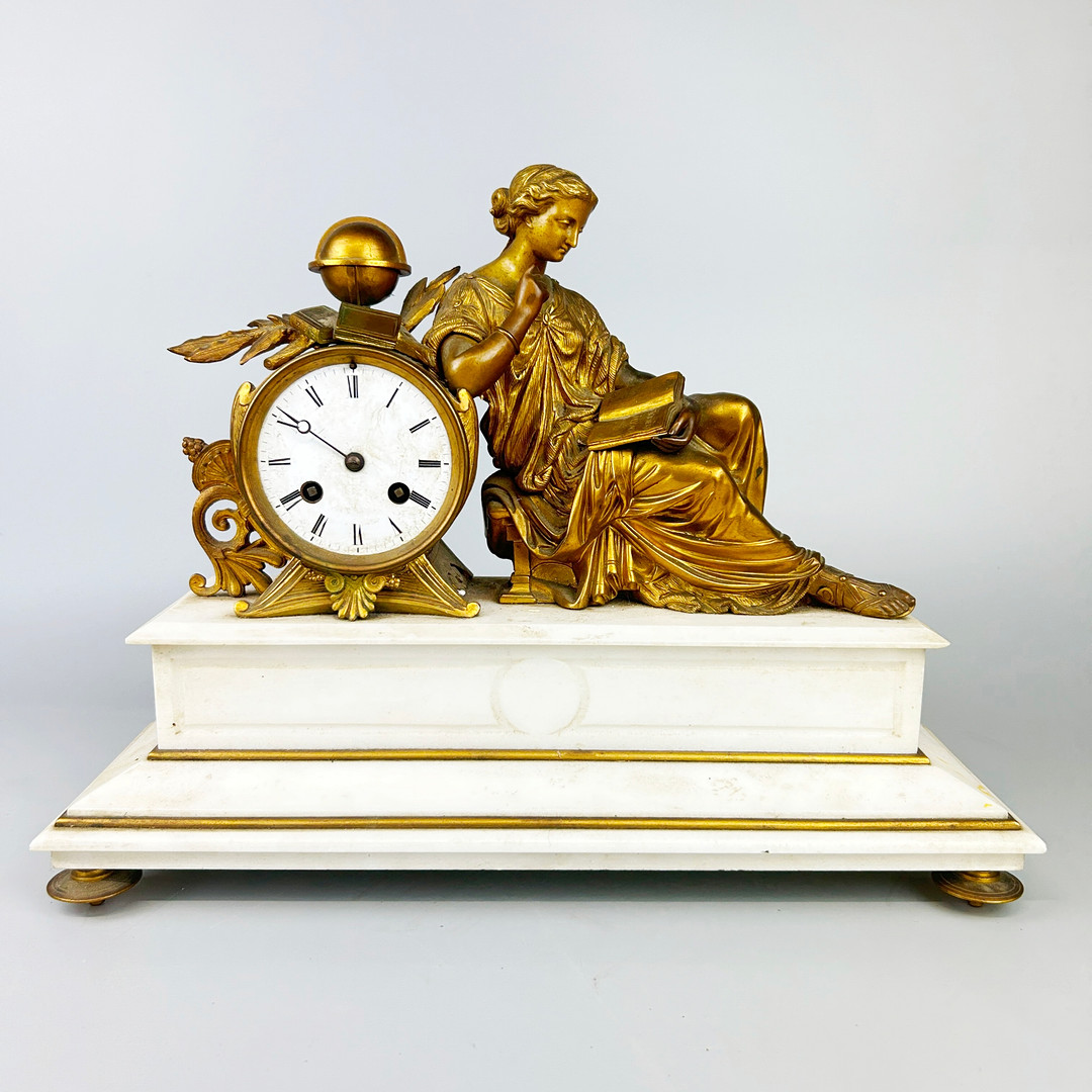 MARBLE & GILT BRONZE MANTEL CLOCK.