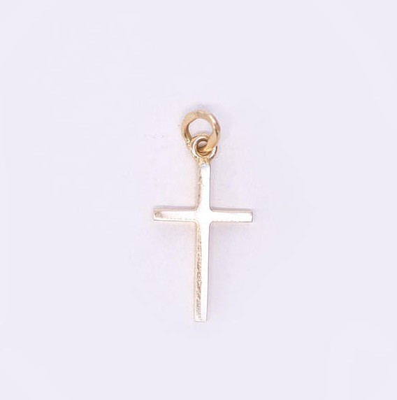 HÄNGE I FORM AV ETT KORS, 18K GULD.