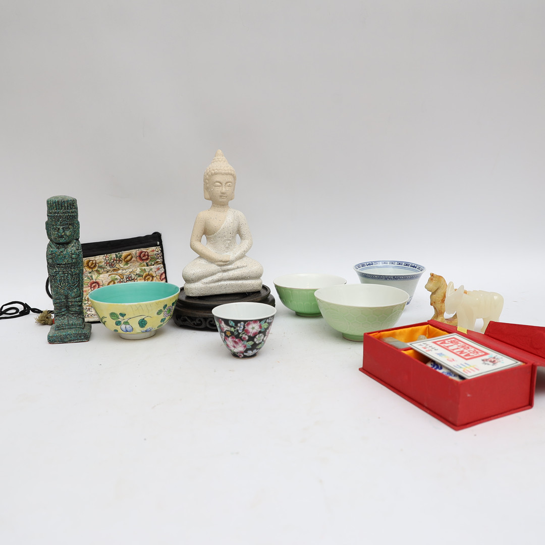 12 DELAR ASIEN, lackburk med sigill, skålar, väska med broderad dekor, figurer med mera.