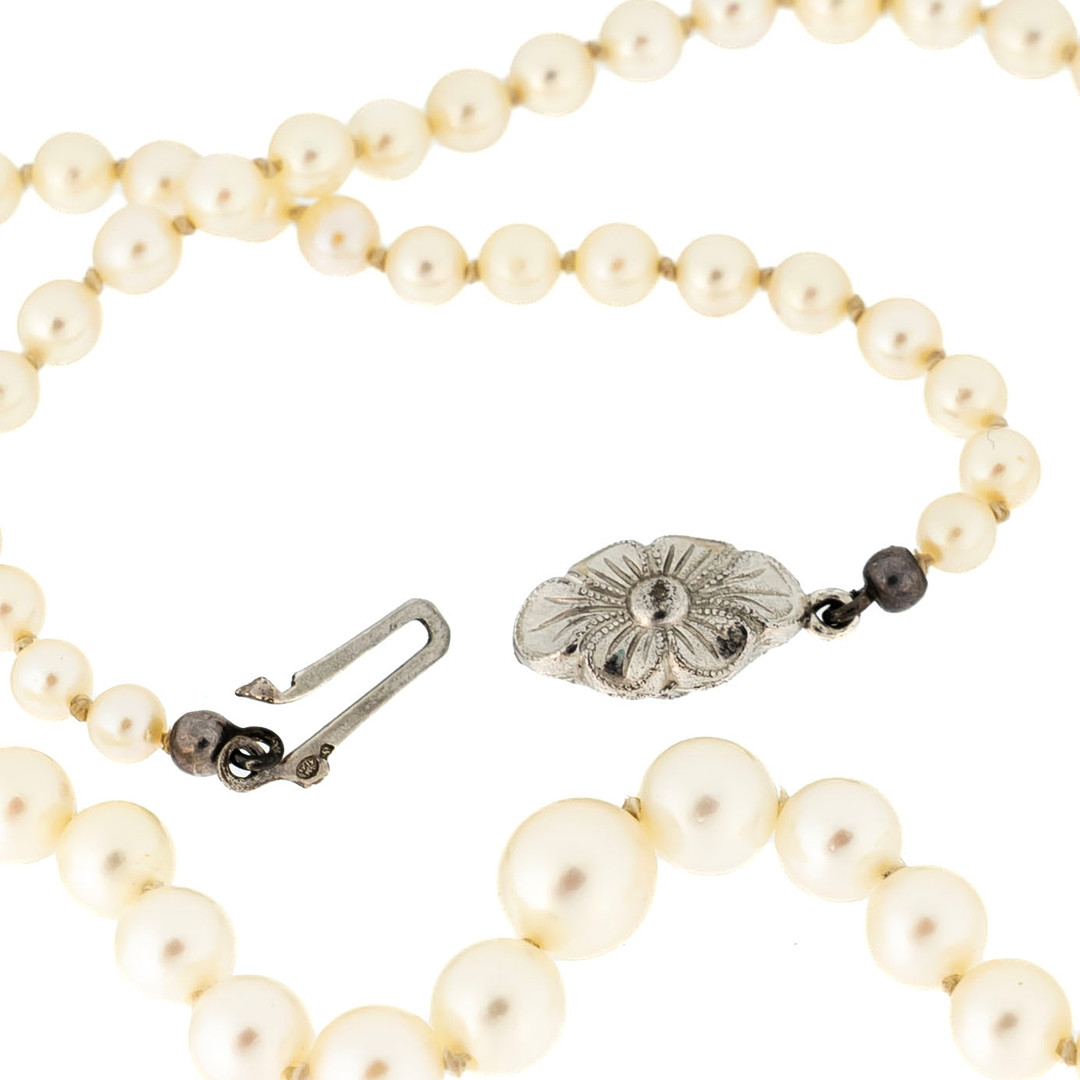 PÄRLCOLLIER. Med lås av silver 1900-tal.