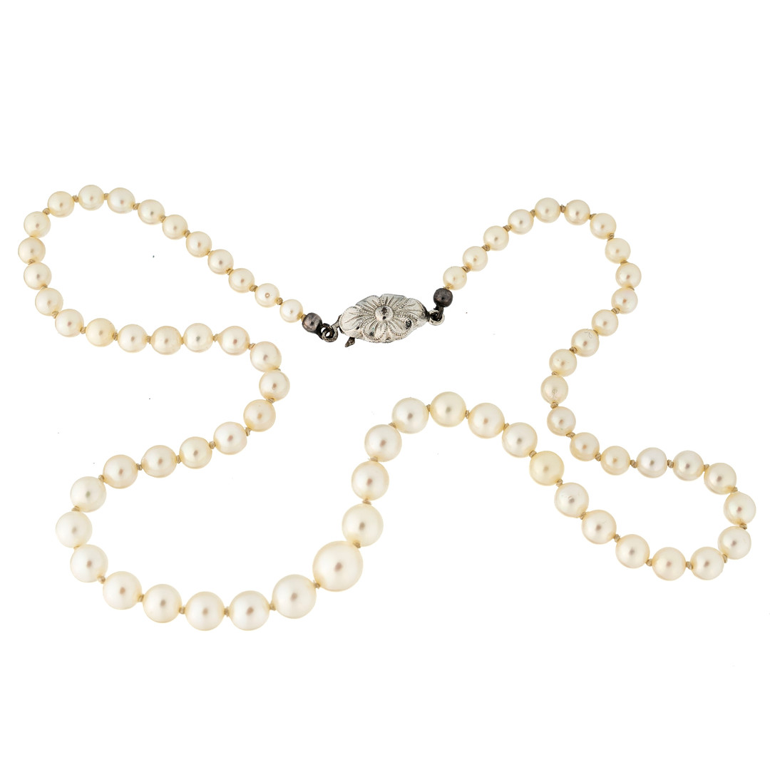 PÄRLCOLLIER. Med lås av silver 1900-tal.