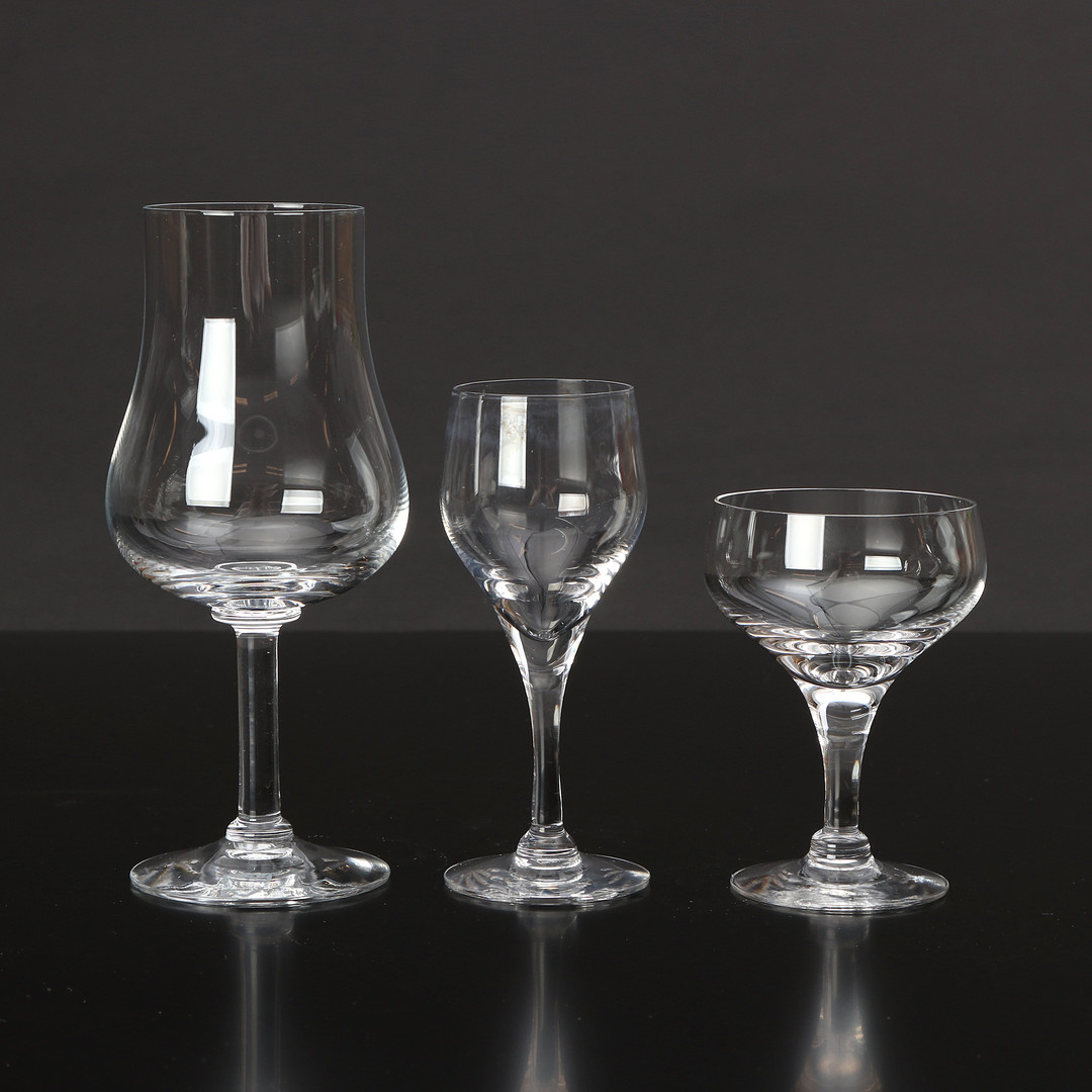 SERVISDELAR, ORREFORS, 20 ST. Ofärgat glas, bl.a. vinprovarglas "Elixir", design Gunnar Cyrén.