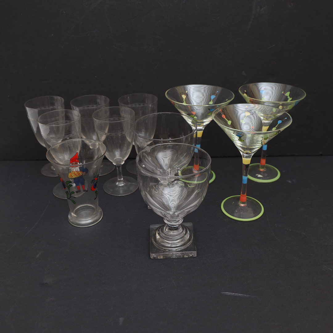GLAS, 11 delar, ölglas ett par 1800-1900-tal, cocktailglas med handmålad dekor, vas med tomtedekor med mera.