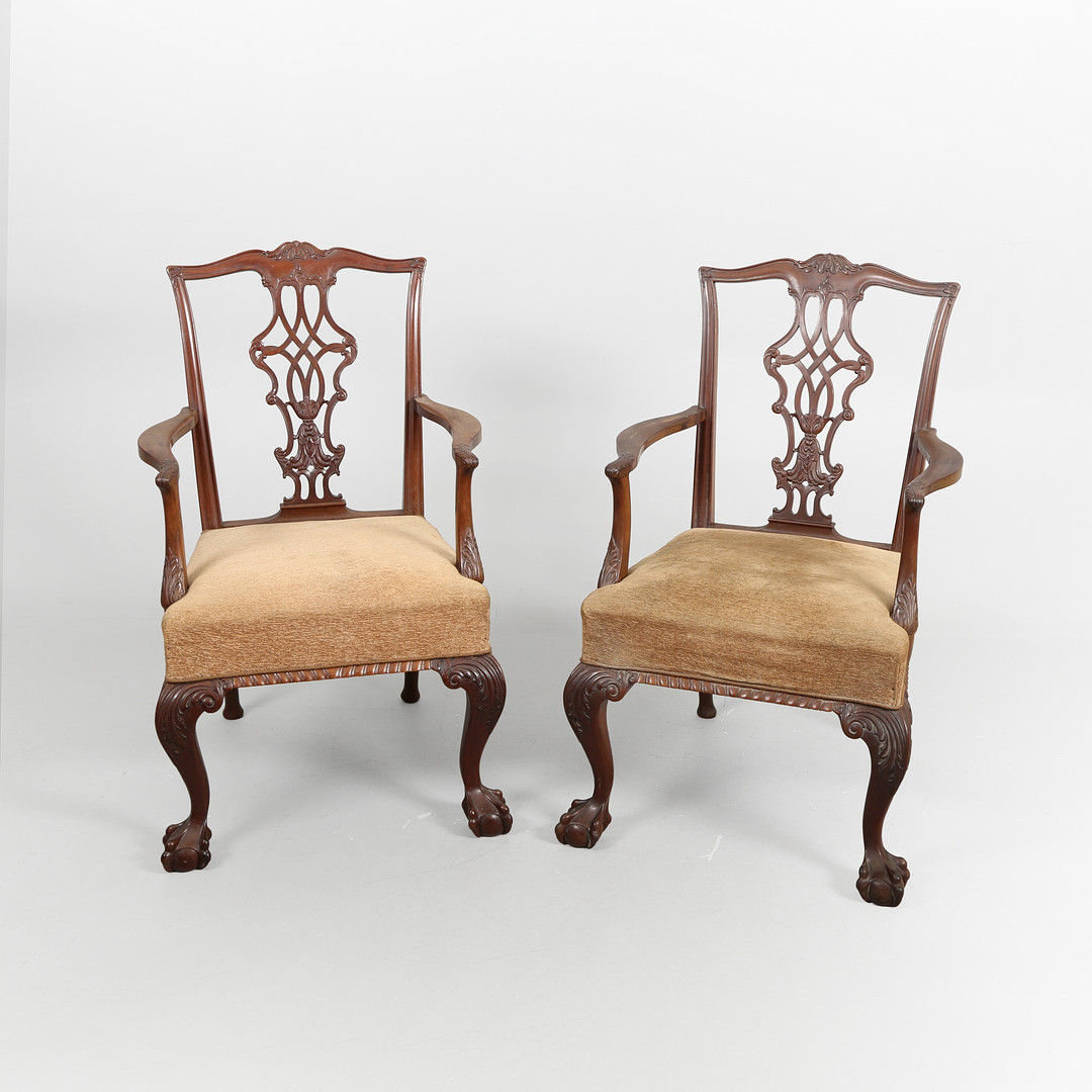 Et par armstole af massiv mahogni, Chippendale stil, 1900-tallets midte (2).