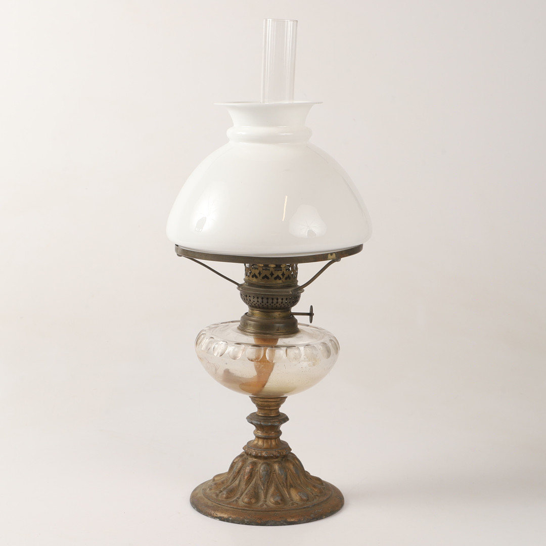BORDSFOTOGENLAMPA, mässing och glas, 1900-talets första hälft.