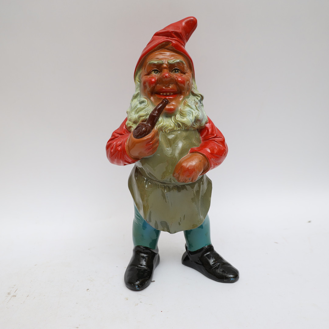 TOMTE, keramik, med handmålad dekor, omkring 1900-talets mitt.