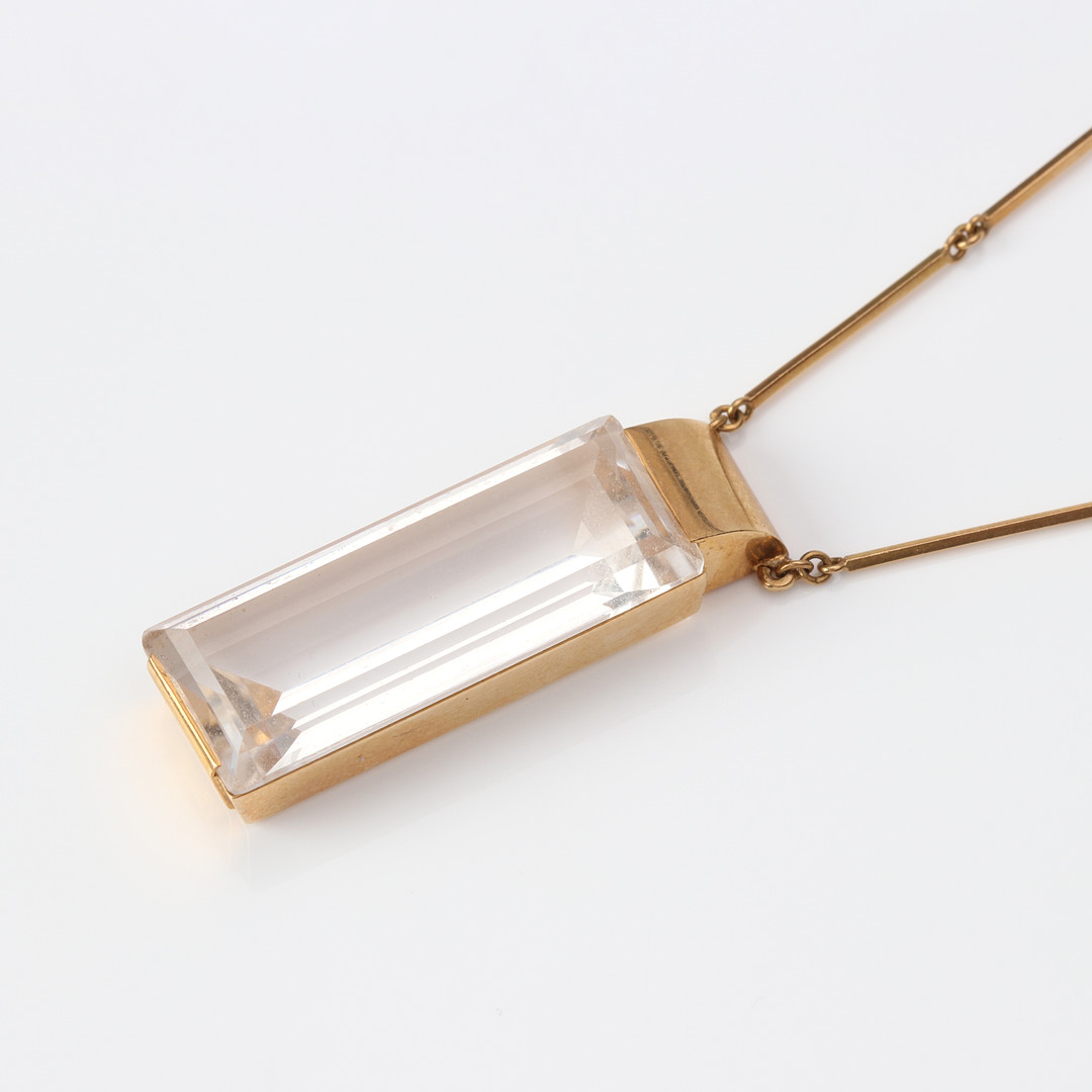 ATELJÉ STIGBERT, HALSBAND. 18k guld med en trappslipad bergkristall, Heribert Engelbert, Stockholm 1943, totalvikt ca 13,8 gram.