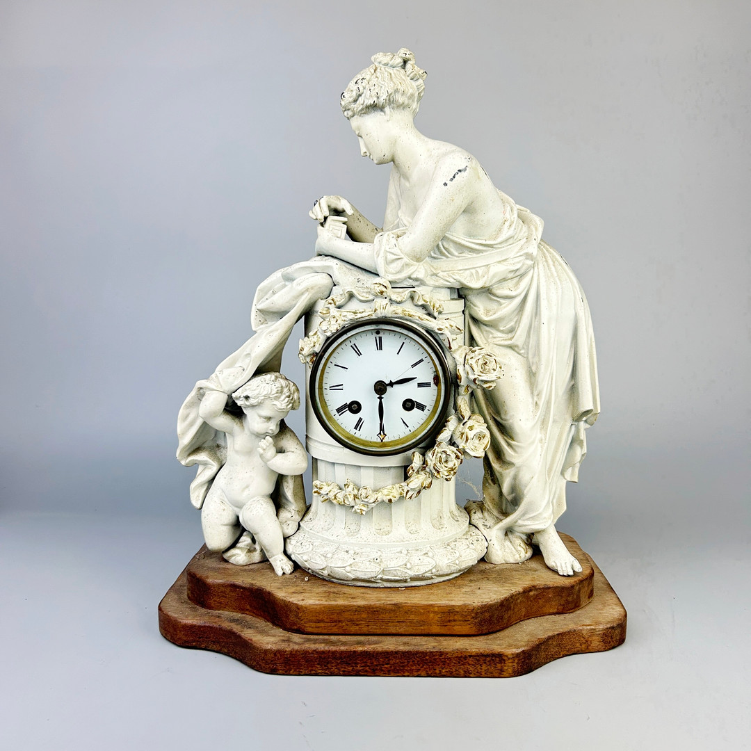 FIGURAL MANTLE CLOCK.