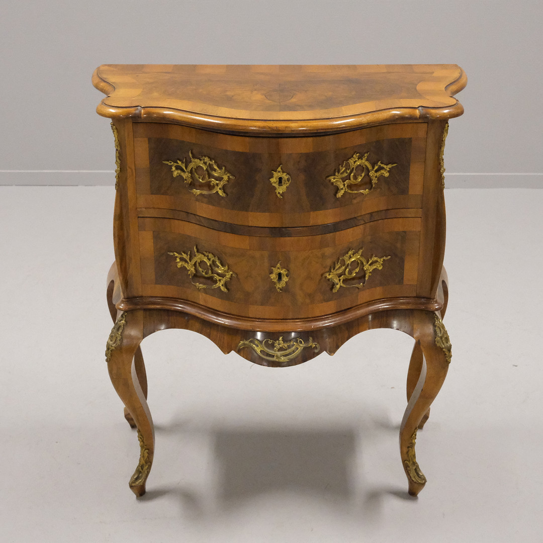 BYRÅ, LOUIS XV-STIL.