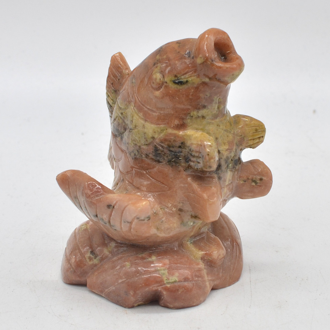 JAPANISCHE SKULPTUR, KOI-KARPFEN, SPECKSTEIN, HANDGESCHNITZT, UM 1900.