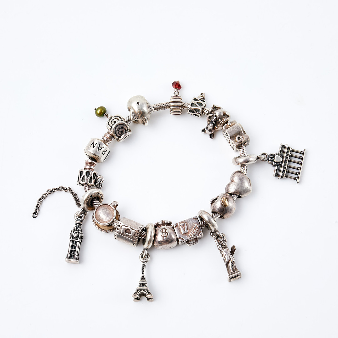 PANDORA, armband, sterlingsilver, behängd med 17 berlocker.