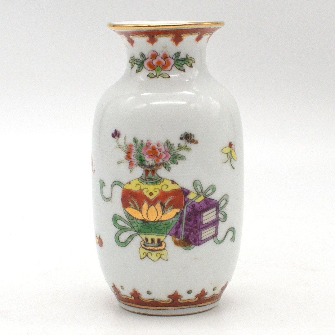 ASIATISCHE VASE, FRÜCHTE, SCHMETTERLINGE UND ANTIQUITÄTEN, PORZELLAN, GOLDSTAFFAGE, CHINA, 20. JAHRHUNDERT.