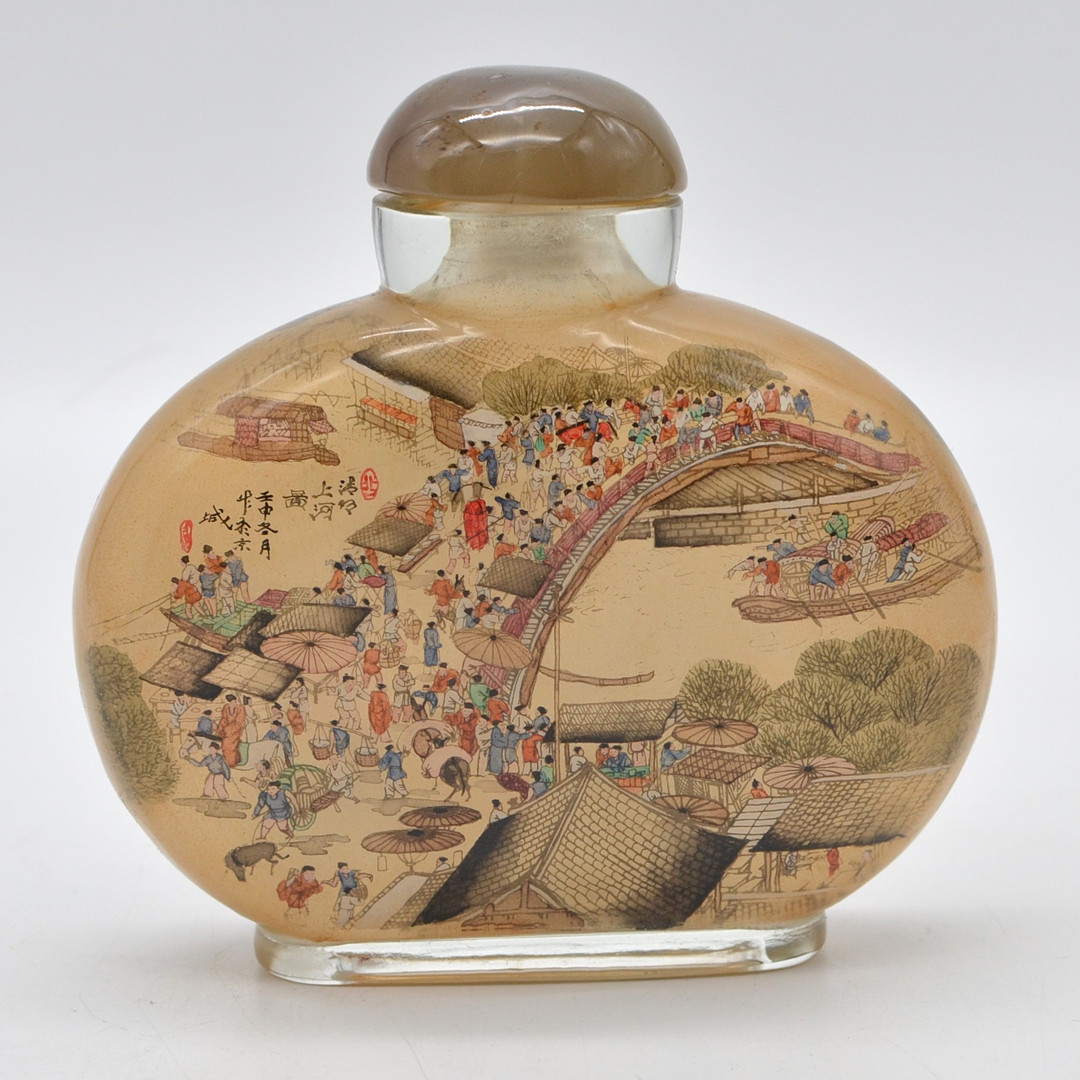 GROSSE CHINESISCHE SCHNUPFTABAKFLASCHE, BELEBTE MARKPLATZSZENE, FARBIGE INNENMALEREI, OVAL, UM 1900.