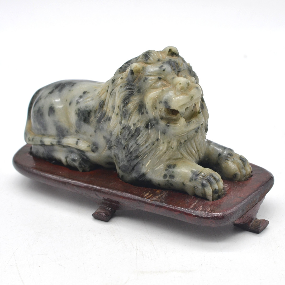 CHINESISCHE SKULPTUR, WÄCHTERLÖWE, JADEIT/ HOLZSOCKEL, UM 1900.