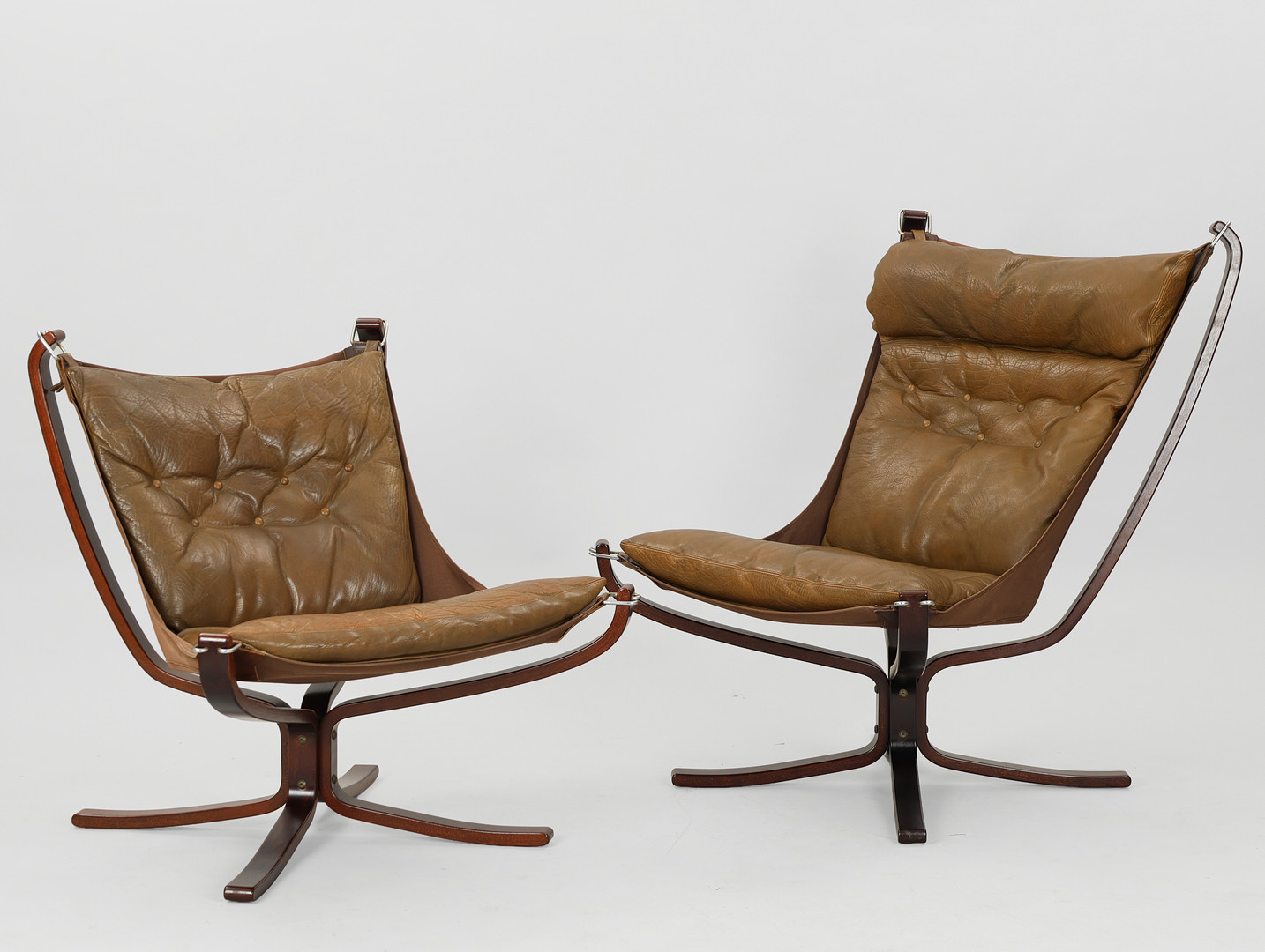 SIGURD RESSEL. Lænestole højrygget og lavrygget, model 'Falcon', Vatne Möbler, Norge, 1970-80'erne. (2).