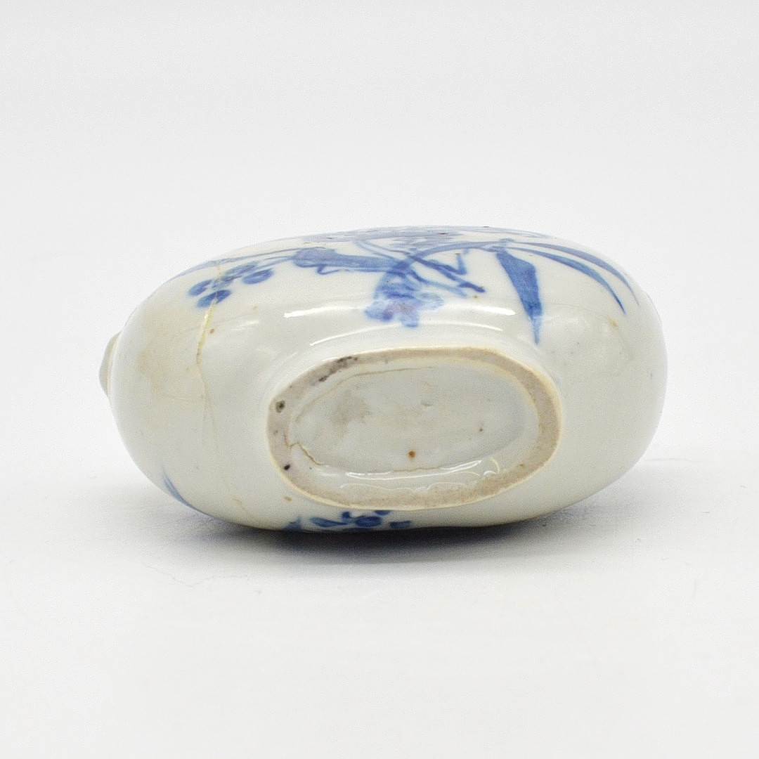 SNUFFBOTTLE AUS PORZELLAN, MIT BLUMENDEKOR, CHINA, 20. JAHRHUNDER.