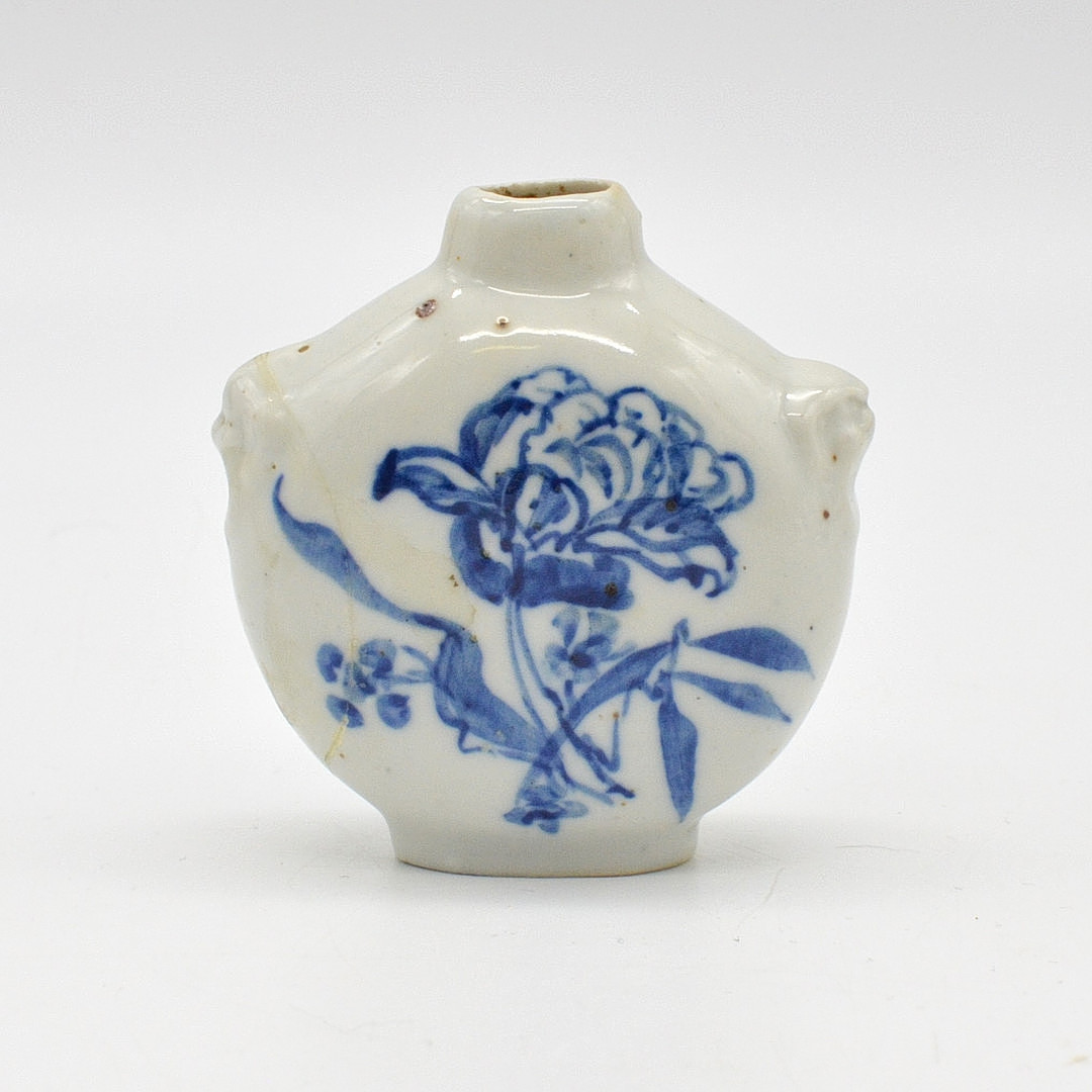 SNUFFBOTTLE AUS PORZELLAN, MIT BLUMENDEKOR, CHINA, 20. JAHRHUNDER.