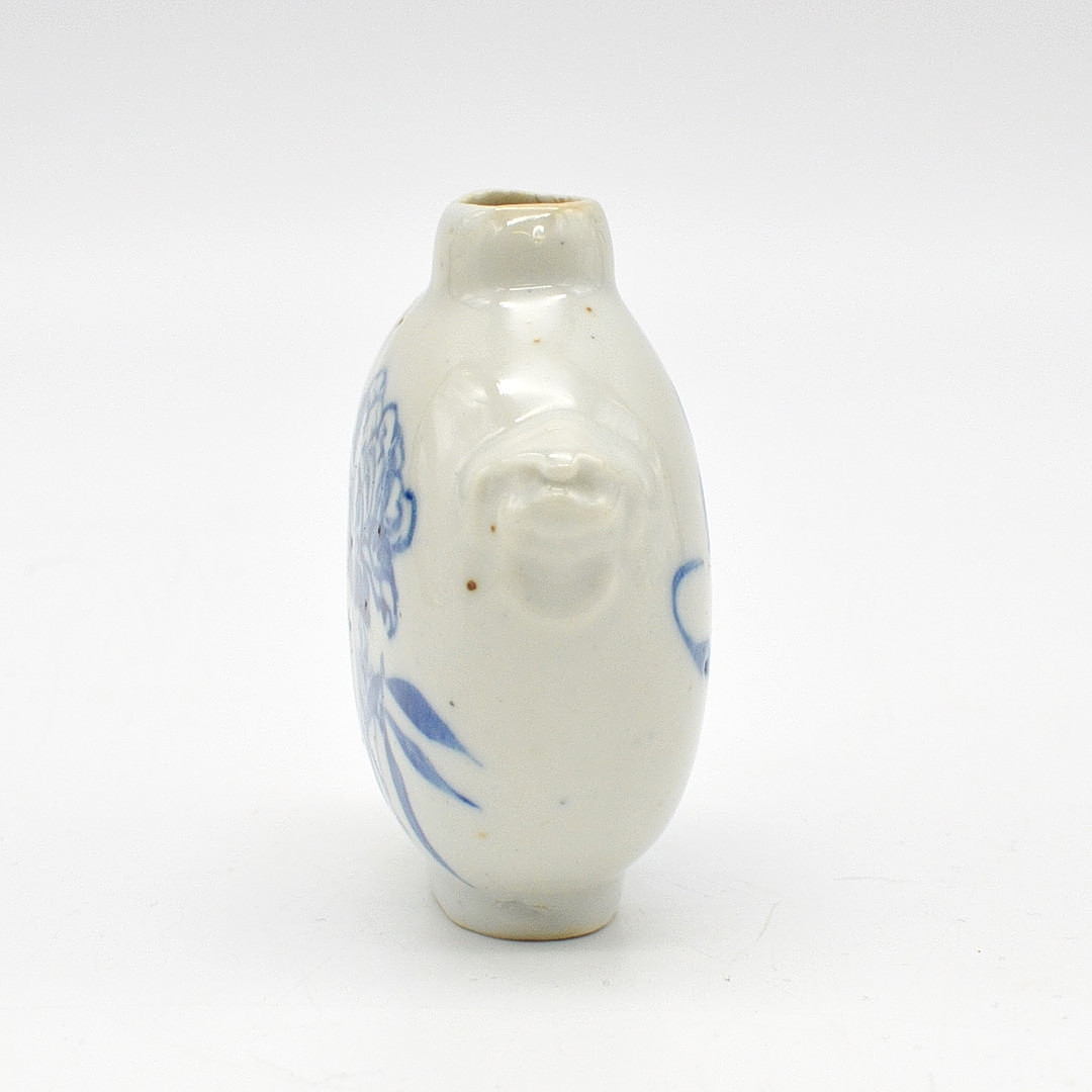 SNUFFBOTTLE AUS PORZELLAN, MIT BLUMENDEKOR, CHINA, 20. JAHRHUNDER.