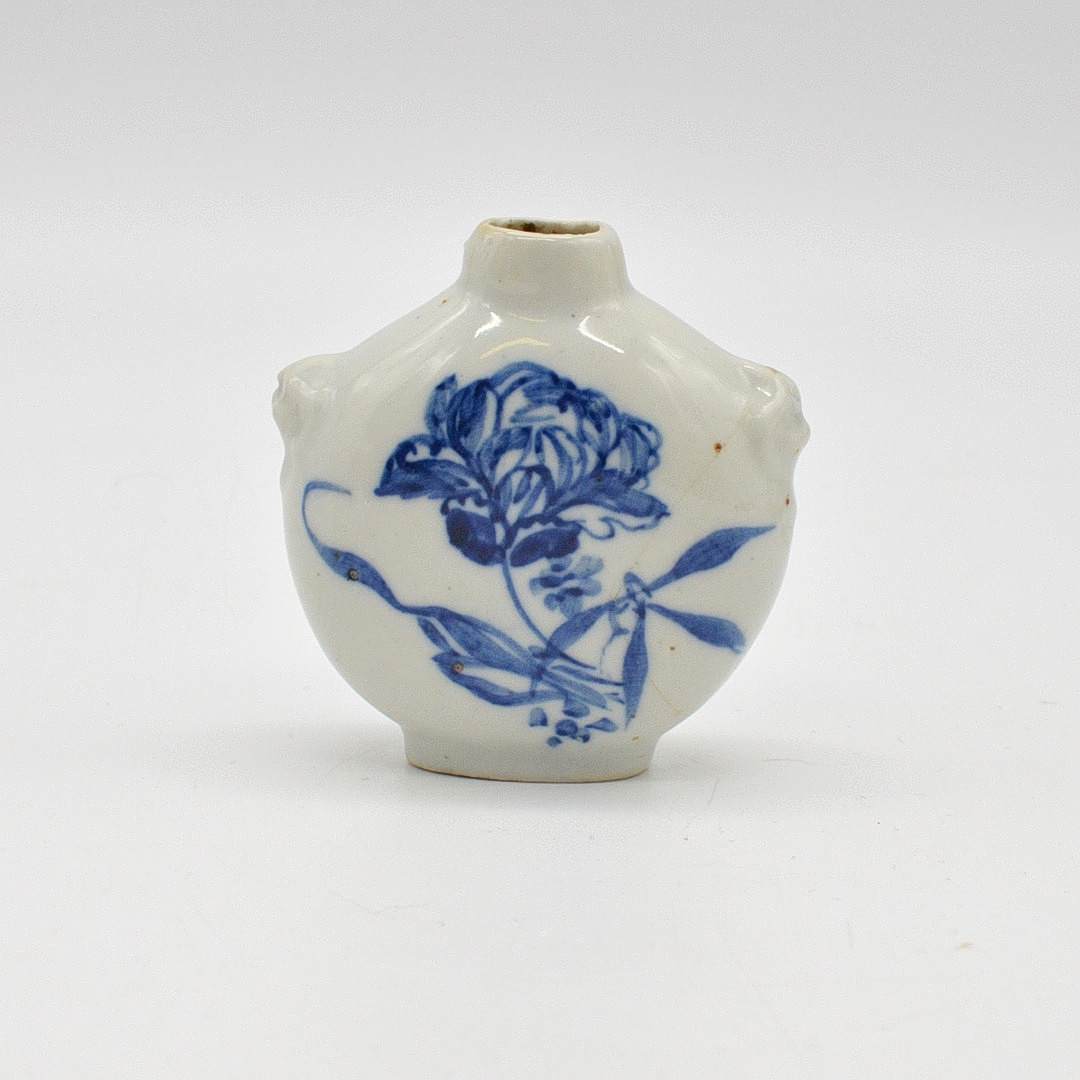 SNUFFBOTTLE AUS PORZELLAN, MIT BLUMENDEKOR, CHINA, 20. JAHRHUNDER.
