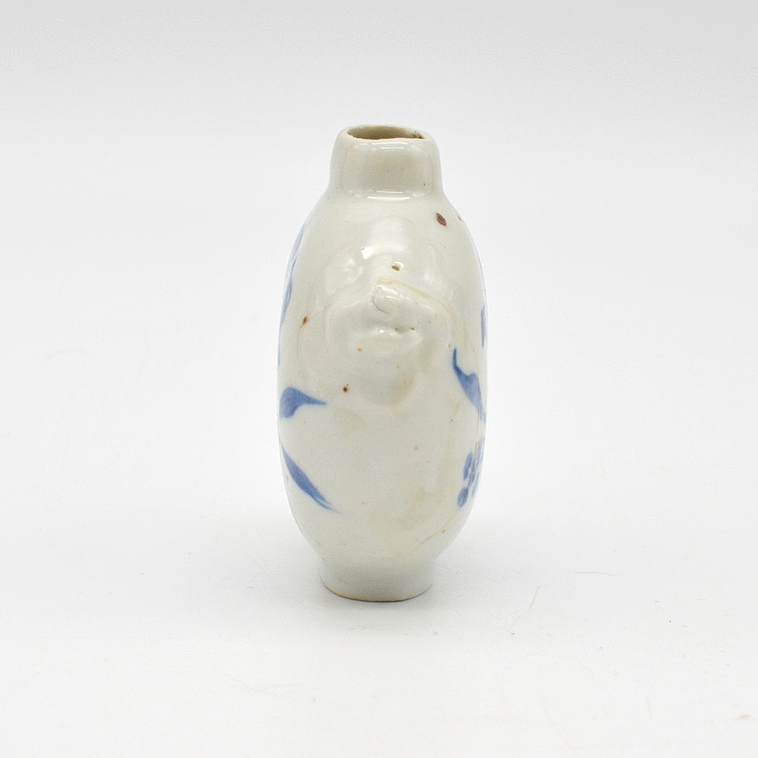 SNUFFBOTTLE AUS PORZELLAN, MIT BLUMENDEKOR, CHINA, 20. JAHRHUNDER.