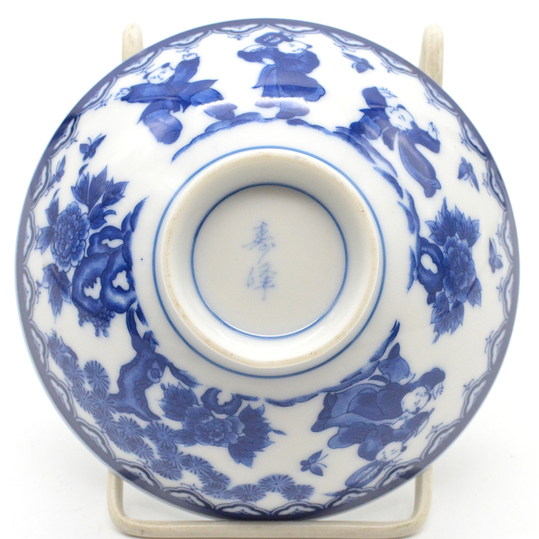 JAPANISCHE SCHALE, PORZELLAN, BLAU AUF WEISS, SPIELENDE KINDER, 20. JAHRHUNDERT, BODENSIGNIERUNG.