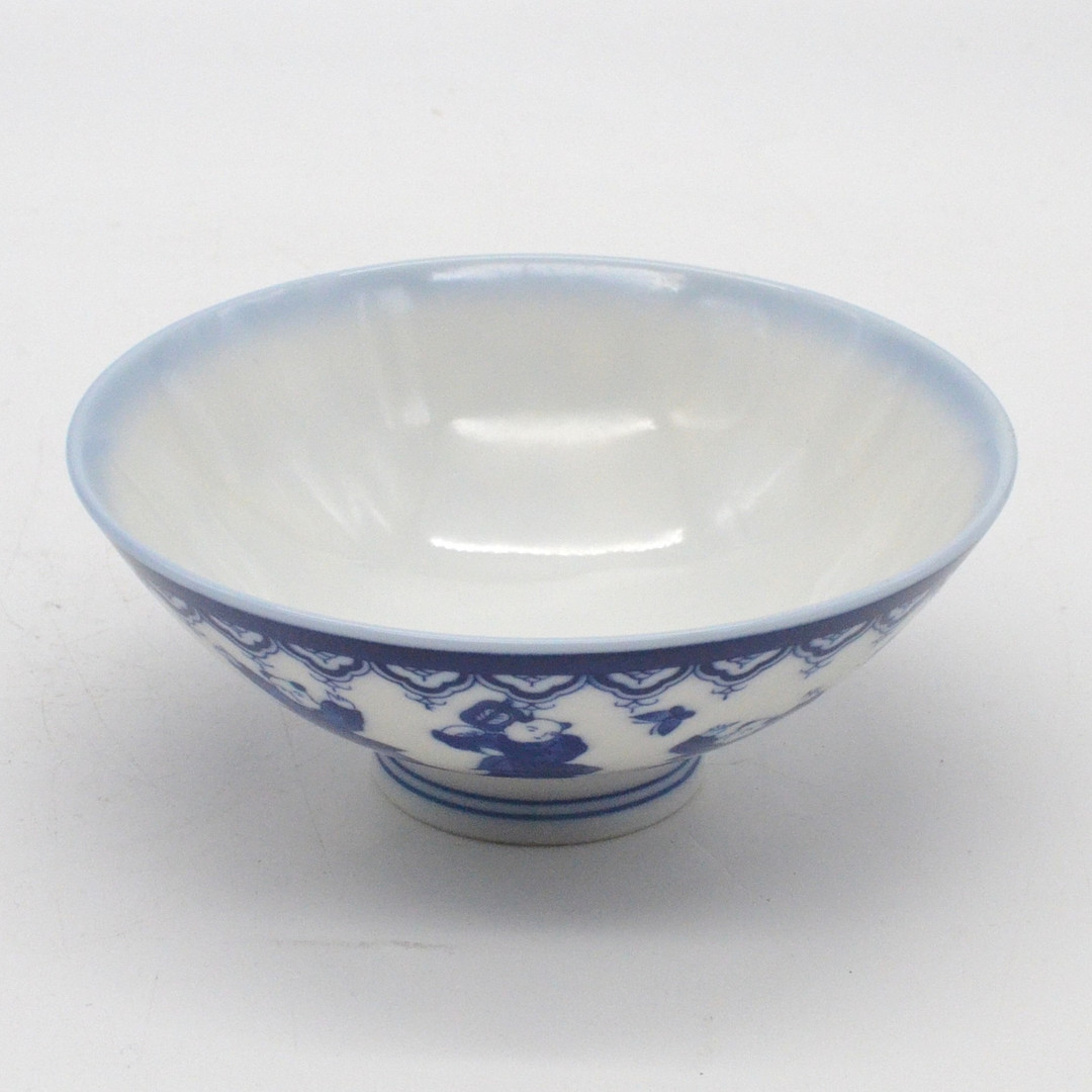 JAPANISCHE SCHALE, PORZELLAN, BLAU AUF WEISS, SPIELENDE KINDER, 20. JAHRHUNDERT, BODENSIGNIERUNG.