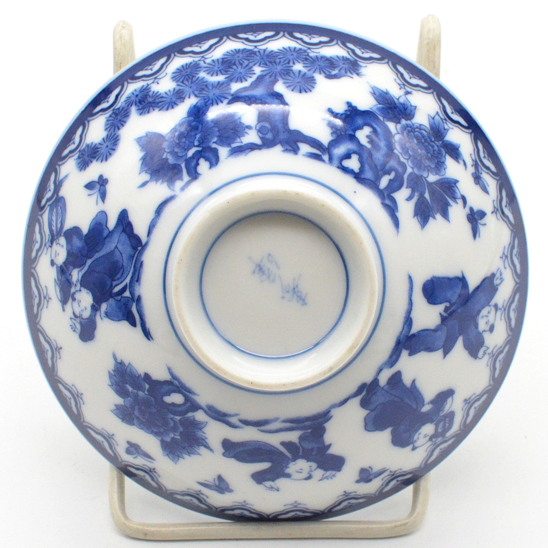 JAPANISCHE SCHALE, PORZELLAN, BLAU AUF WEISS, SPIELENDE KINDER, 20. JAHRHUNDERT, BODENSIGNIERUNG.