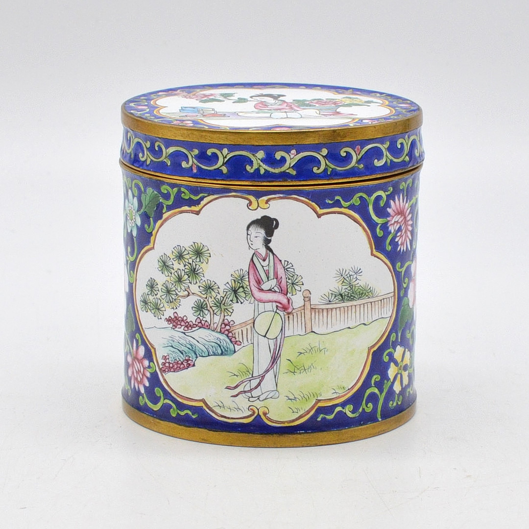 CHINESISCHE EMAILLE SCHMUCKDOSE, DIE SCHÖNE, CHINA, UM 1950.