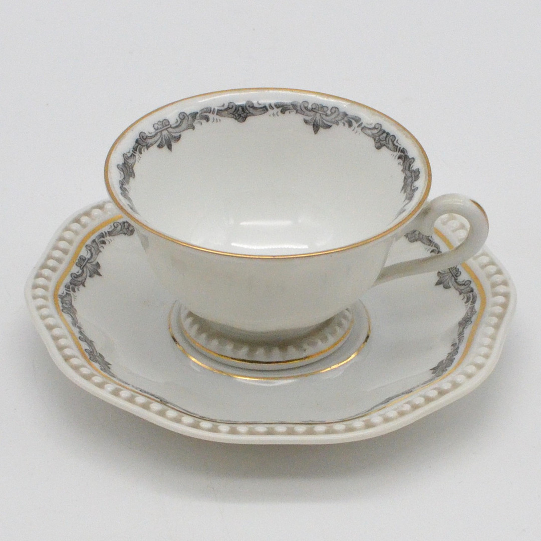 ROSENTHAL BAVARIA, TASSE UND UNTERTASSE, PORZELLAN, ARABESKEN VERZIERUNGEN, GOLDRAND, RELIEFIERTER EIERSTAB, DEUTSCHLAND, UM 1920ER JAHRE.