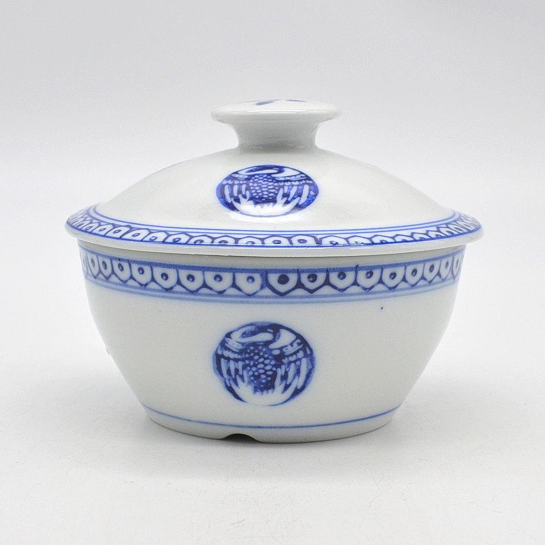 CHINESISCHE SCHALE MIT DECKEL, KRANICHMUSTER, PORZELLAN, HANDBEMALT, IN BLAU-WEISS, CHINA, UM 1970.
