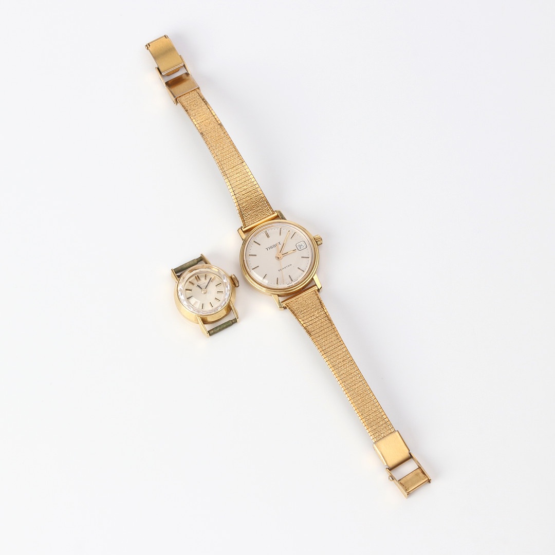 TISSOT OCH CERTINA, DAMUR, TVÅ ST. Boetter i 18k guld, länk i gulddoublé.