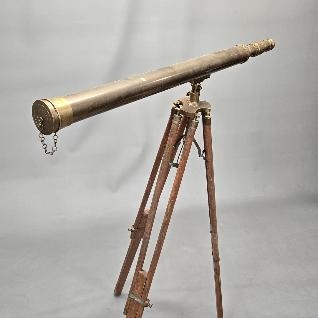 REPRODUCTION BRASS TELESCOPE & TRIPOD.