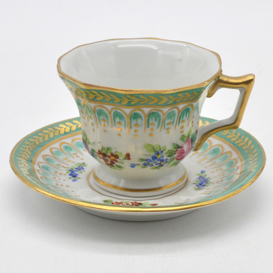 LIMOGES FRANCE, "JD", TASSE MIT UNTERTELLER, PORZELLAN, FARBIG GEFASST, HANDBEMALT, GOLDMALEREI, 20. JAHRHUNDERT.