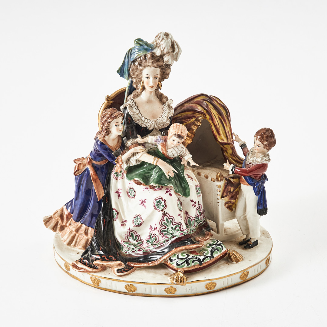 FIGURGRUPP, porslin, troligen Ackermann & Fritze (etabl. 1908), Rudolstadt-Volkstedt, Tyskland, 1900-talets första kvartal, föreställande Marie-Antoinette med barn, polykrom dekor, detaljer i guld.