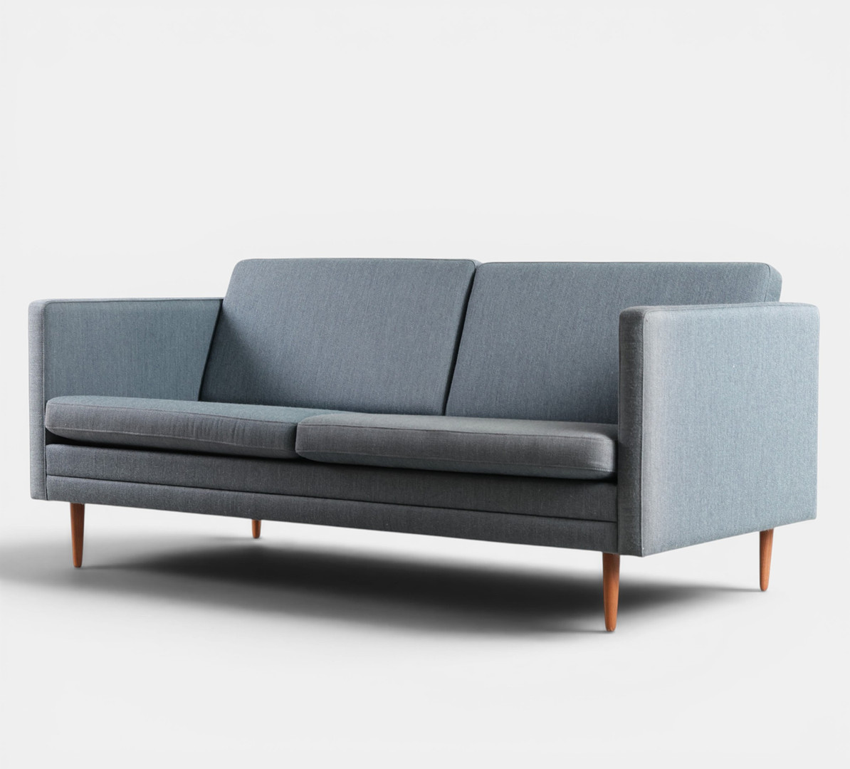 MOGENS HANSEN. "MH 376", 2,5 personers sofa betrukket med uld fra Kvadrat, tilspidsede ben. Udført og mærket hos Mogens Hansen, Danmark.