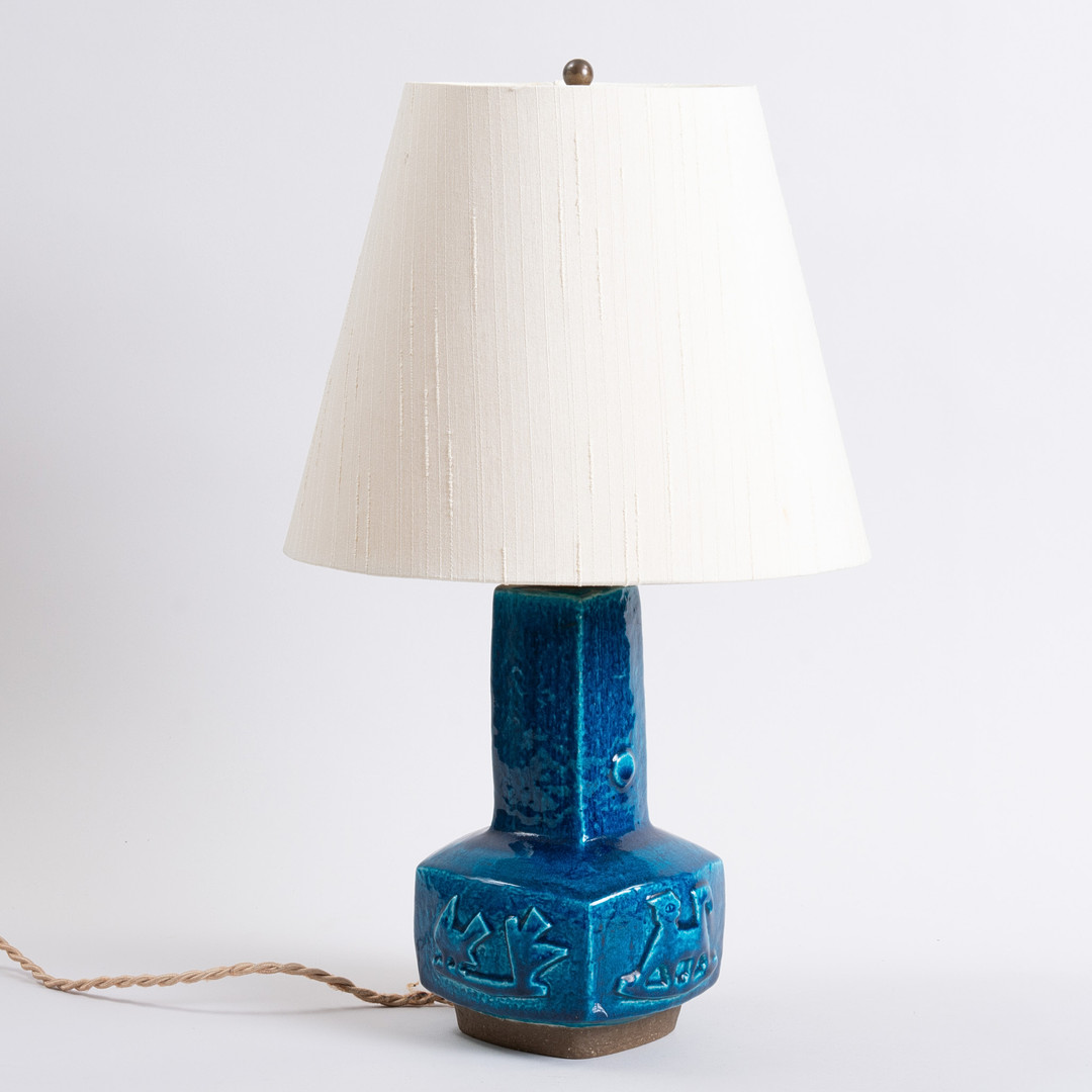 JØRGEN MOGENSEN. (1922-2004). Bordlampe af blåglaseret stentøj modelnr. 21702, Royal Copenhagen, Danmark, 1950/60'erne.