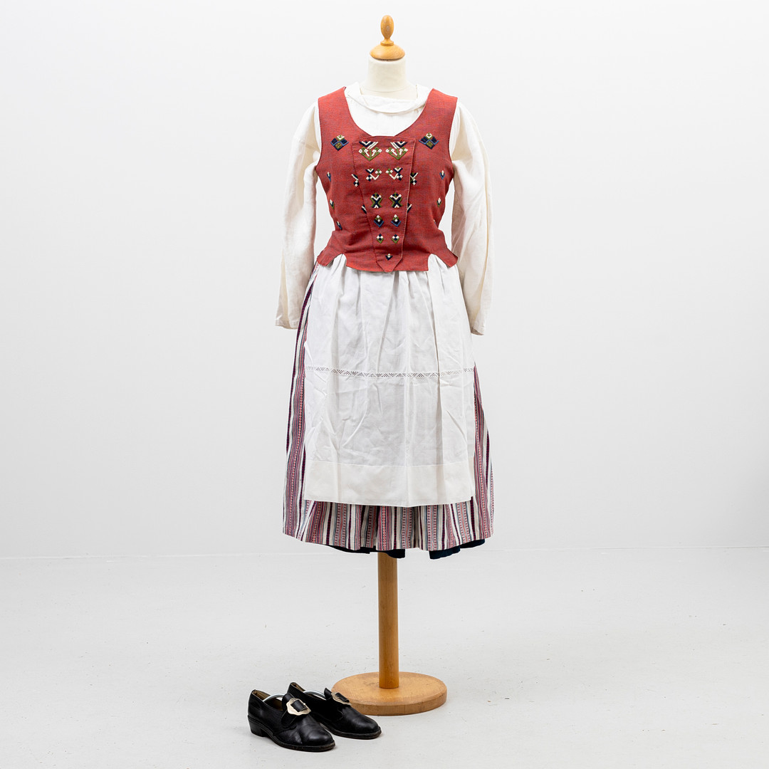 FOLKDRÄKTSDELAR, 6 st, delvis Bohusdräkten, 1900-tal.