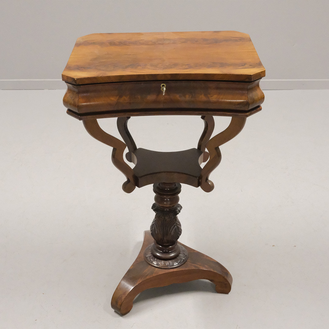 SYBORD, BIEDERMEIER, MAHOGNY, OMKRING 1900.
