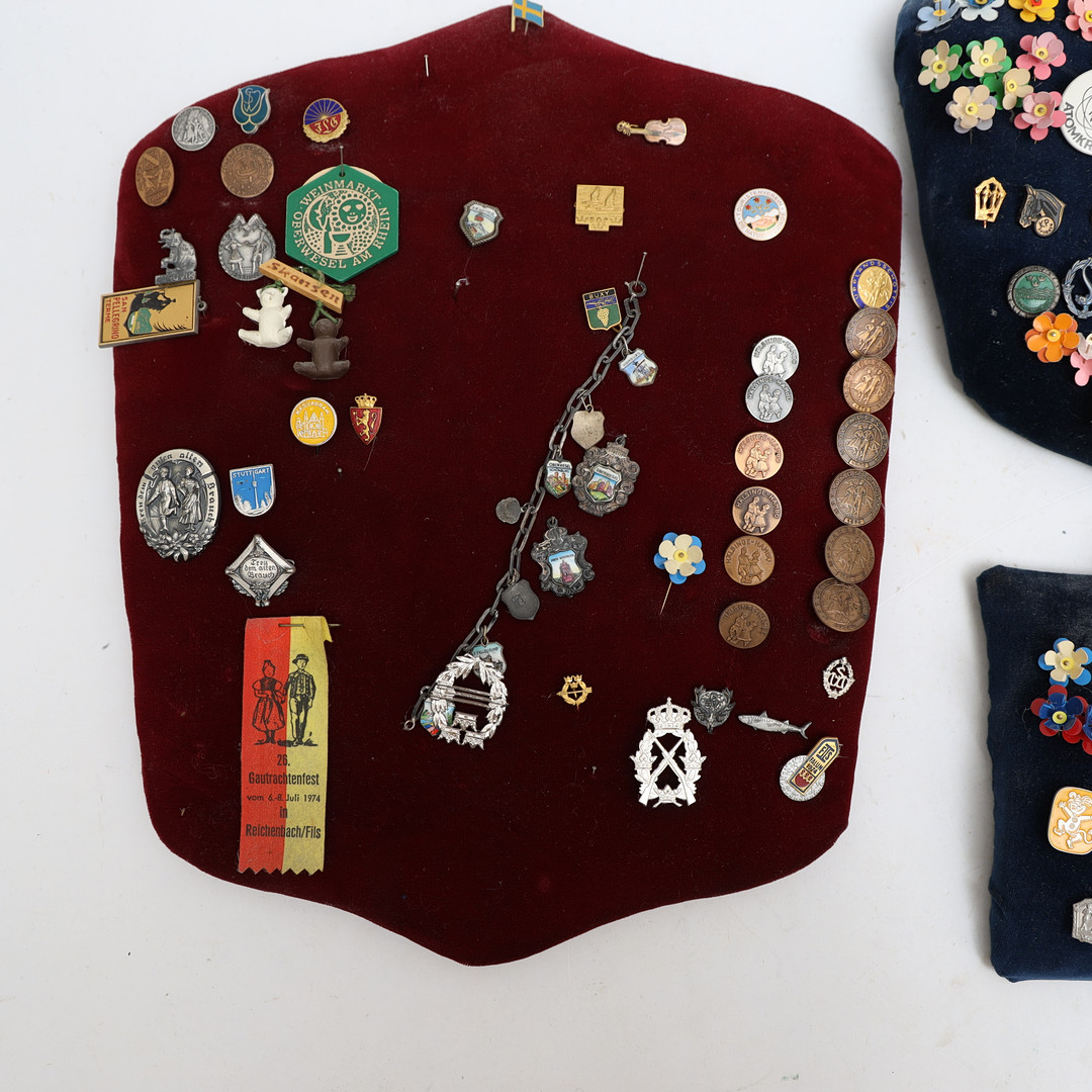 PINS & MÄRKEN, monterade på sköldar.