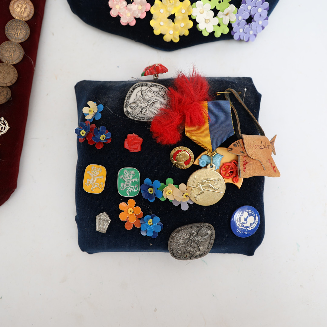 PINS & MÄRKEN, monterade på sköldar.