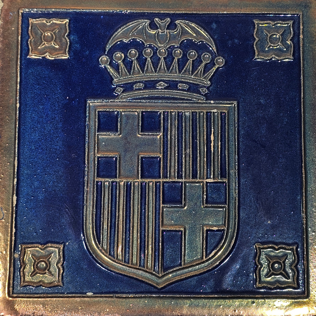 Cerámica vidriada, con escudo de la ciudad de Barcelona. Circa 1900-1920.
