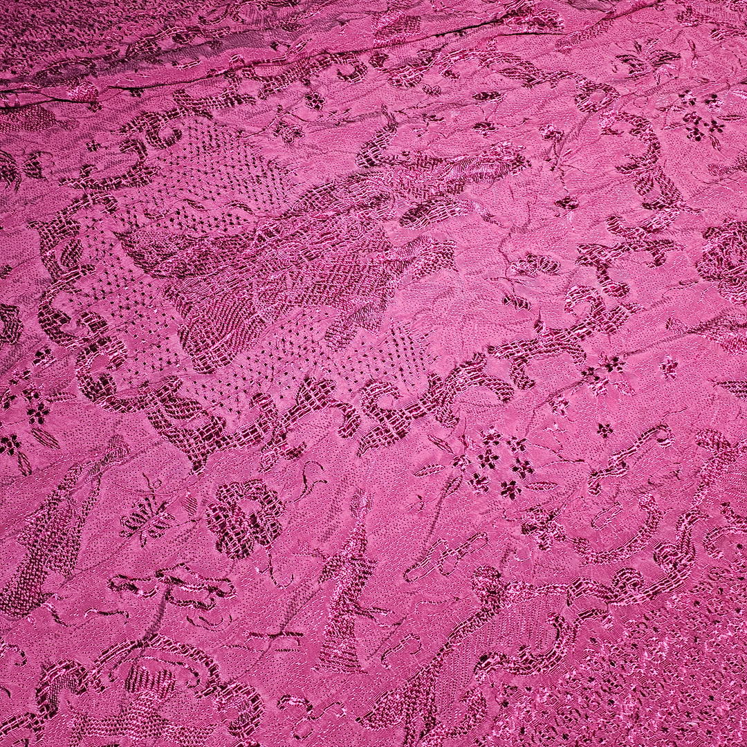 Colcha adamascada color berenjena.