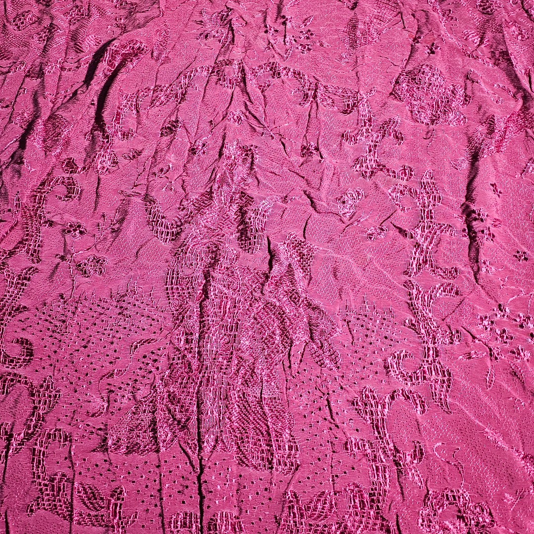 Colcha adamascada color berenjena.
