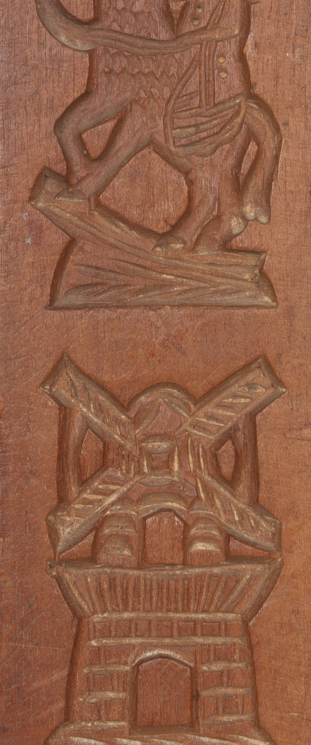 A DUTCH TREEN BISCUIT/ GINGERBREAD MOULD, 20TH CENTURY.