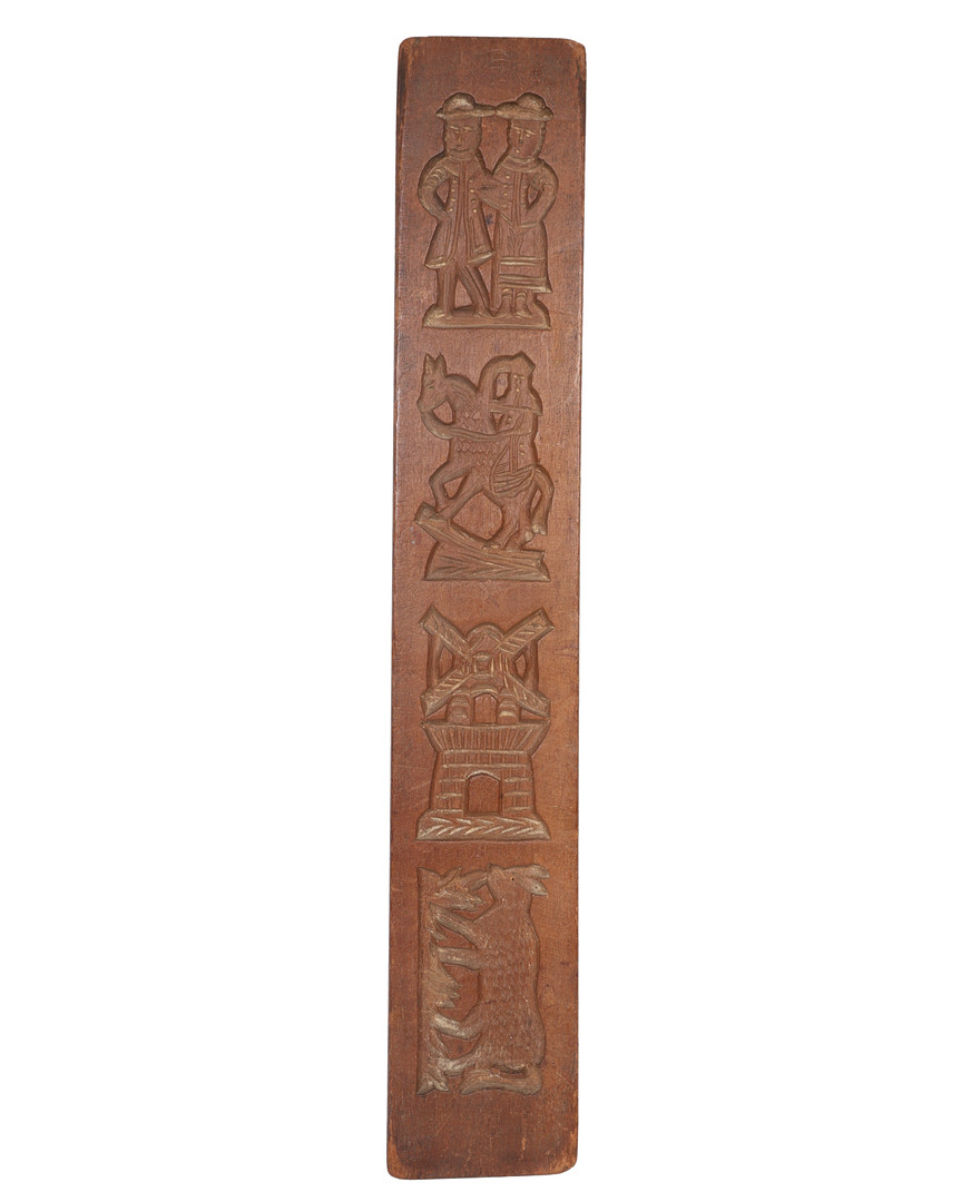 A DUTCH TREEN BISCUIT/ GINGERBREAD MOULD, 20TH CENTURY.